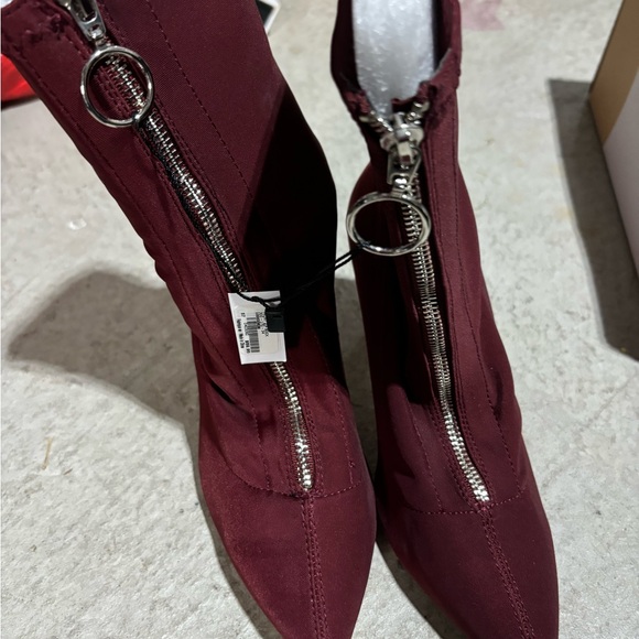 NWT boots with front zipper.  Size 7 - Picture 3 of 5